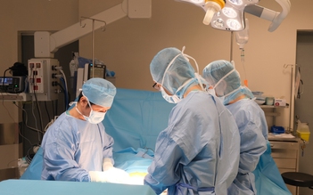 Mắc bệnh hiếm trên thế giới, người đàn ông 7 năm liền ăn vào là nôn ra