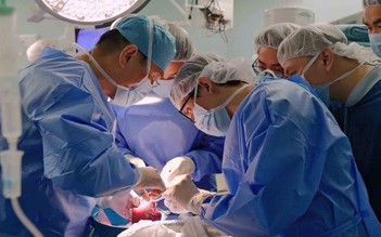 Ghép gan thành công cho bé gái cân nặng 5,3 kg