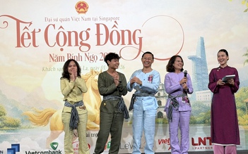 Tết Việt ở Singapore: Ấn tượng màn múa 'Ngựa ô thương nhớ' của đại sứ và kiều bào