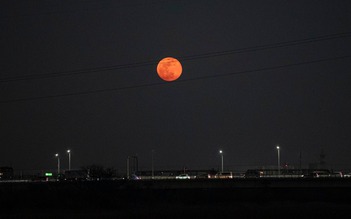 Nhiều người 'thấy lạ' khi trăng rằm tháng chạp đỏ như máu, vì sao vậy?