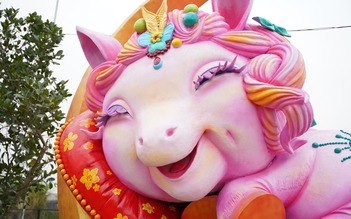 Linh vật ngựa 10 tấn màu hồng 'lên sóng' Tết Bính Ngọ, nhận mưa lời khen