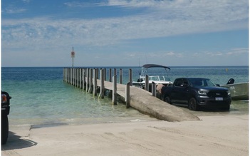 Cậu bé bơi 4 km trong vùng biển động để cứu gia đình bị cuốn ra biển