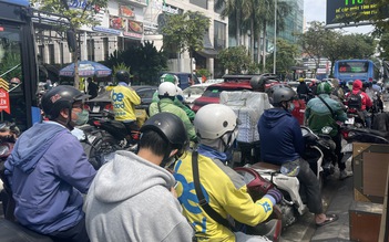 Thời điểm mà dường như ai cũng ra đường...