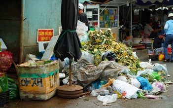 Rác thải ùn ứ do công ty trúng thầu chưa nắm hết địa bàn thu gom