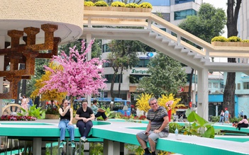 Hồ Con Rùa ‘thay áo mới’, người trẻ khen đẹp rủ nhau đến chụp ảnh tết