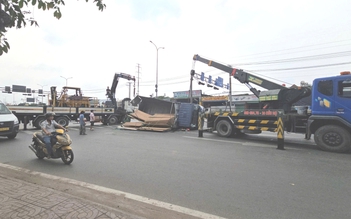 Lật xe tải chở ván gỗ, cửa ngõ phía tây TP.HCM kẹt xe nghiêm trọng
