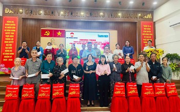 Cây mùa xuân 2026: Tiếp tục trao 300 phần quà tết cho người dân 