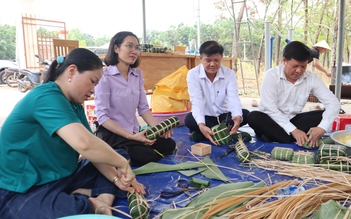 Cả xã đỏ lửa gói 2.500 bánh tét: Mang tết đến từng nhà