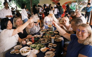 Miền Tây tấp nập khách nước ngoài về ăn tết