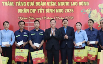 Phó chủ tịch Quốc hội trao quà tết, động viên người dân Khánh Hòa vượt khó sau lũ