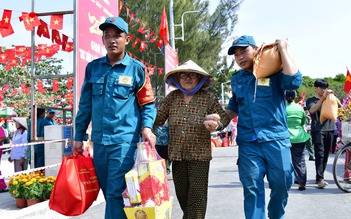 Bộ đội TP.HCM mang 'Tết quân dân' đến với bà con xã đảo Thạnh An