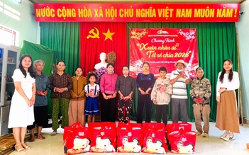 350 hộ dân khó khăn ở xã Vân Canh nhận quà tết