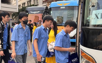 Chuyến xe đưa sinh viên miền Trung về quê đón tết sau bão lũ