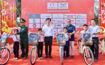 Trao xe đạp cho học sinh nghèo Buôn Đôn