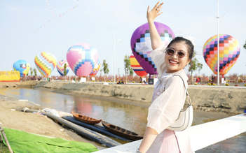 Dàn khinh khí cầu, dù lượn rực rỡ bầu trời Cần Giờ