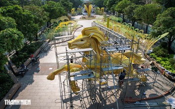 Linh vật tết 2026 gây choáng ngợp: Ngựa vàng oai phong trên đường hoa Nguyễn Huệ