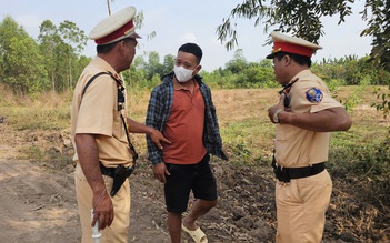 CSGT mật phục bắt xe ben chở đất chất 'cao như núi' phóng bạt mạng trên đường