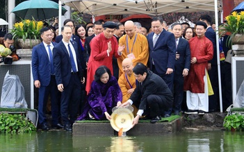 Chủ tịch nước và phu nhân cùng kiều bào thả cá chép tại hồ Hoàn Kiếm