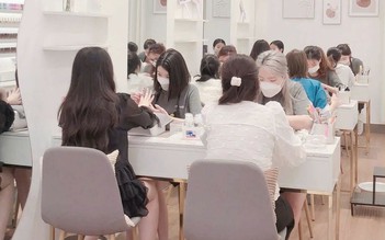 Gần tết, tiệm hớt tóc, tiệm nail... đông từ sáng đến tối, khách phải đặt lịch trước