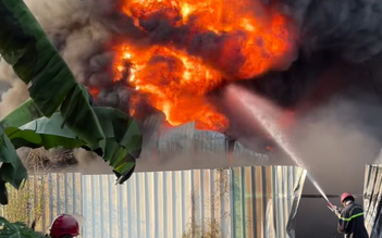 Cháy kho tập kết phế liệu không phép ở Củ Chi, lửa tái bùng phát rạng sáng