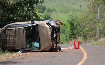 Đồng Nai: Xe 7 chỗ lật nghiêng trên đường, 2 bà cháu tử vong