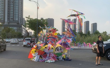 Chiều nào cũng đông kín: Bãi đất gần cầu Ba Son thành 'thiên đường thả diều'