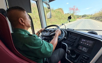 CSGT lái xe khách giường nằm 2 tầng trên đường miền núi để đánh giá an toàn