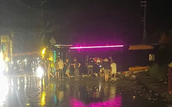 Xe giường nằm chở nhiều khách lật trên quốc lộ 19 trong đêm mưa