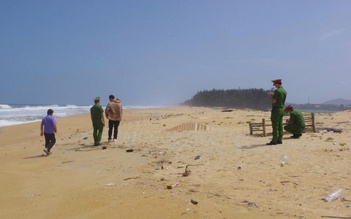 Phát hiện 2 thi thể nam giới trôi dạt vào bờ biển Quảng Ngãi