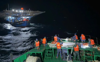 Hải quân xuyên đêm vượt sóng lớn, lai dắt tàu cá Quảng Ngãi cùng 36 ngư dân về bờ an toàn 
