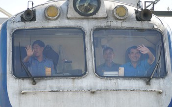 Tàu hàng gần 1.000 tấn qua cầu Ghềnh thành công, đường sắt Bắc - Nam thông tuyến