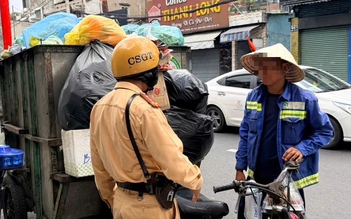 Xe lôi chở rác cồng kềnh trên đường: CSGT TP.HCM tăng cường xử lý