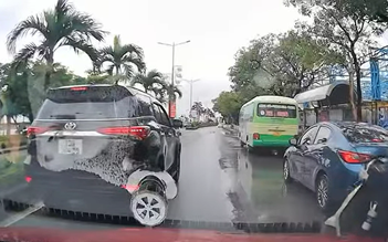 Vụ ô tô đi giật lùi ở tỉnh Quảng Trị: CSGT phạt tài xế dừng xe trái quy định, gây ùn tắc giao thông