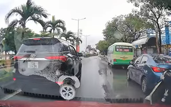 Xác minh ô tô đi ‘giật lùi’ giữa đường, nghi gây khó cho xe phía sau