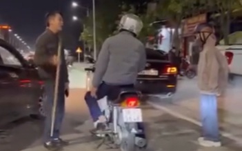 Tài xế ô tô cầm gậy dọa người đi xe máy