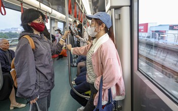 Khách đi tàu điện trên cao tăng vọt giữa 'cơn bão' giá xăng