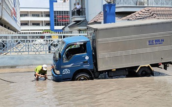 TP.HCM: Đường Bến Nghé đầy hố sâu hơn nửa mét, tài xế phải dùng xích kéo xe