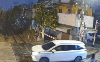 CSGT TP.HCM trích xuất camera phạt nguội nhiều tài xế cố vượt rào chắn đường sắt