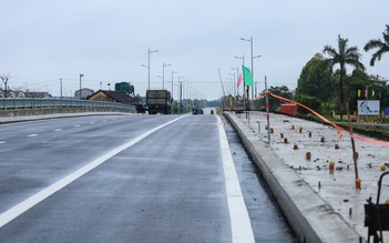 Cầu qua sông Như Ý ở Huế thông xe khi chưa có lan can, lề đi bộ