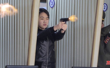 Ông Kim Jong-un và con gái bắn thử súng ngắn