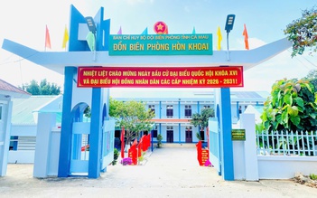 Sáng nay, cử tri Hòn Chuối, Hòn Khoai vượt sóng bỏ phiếu sớm