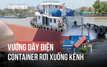 Container rơi xuống kênh Chợ Gạo do vướng dây điện