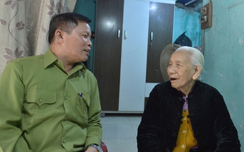 Cử tri 104 tuổi ở Hà Nội quyết chống gậy đi bỏ phiếu ngày bầu cử