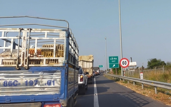 Lối ra cao tốc Phan Thiết - Dầu Giây kẹt xe vì trạm thu phí trục trặc