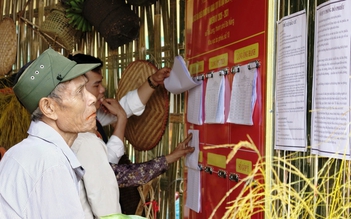 'Ngày hội non sông' ở nóc Ông Bình: Băng rừng, cõng người già đến điểm bầu cử