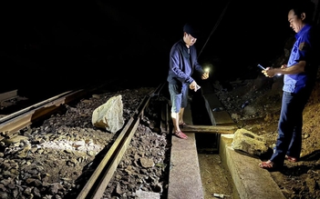 Đá tiếp tục rơi ở đèo Hải Vân, ngành đường sắt thông báo tạm dừng chạy tàu