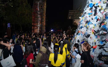 Người trẻ rủ nhau đi xem rác… biến hình