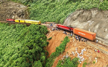 Tạm dừng nhiều chuyến tàu qua đèo Hải Vân do đá rơi làm hư hỏng đường ray