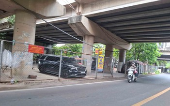 Gầm cầu bị chiếm dụng làm nơi buôn bán và đậu ô tô
