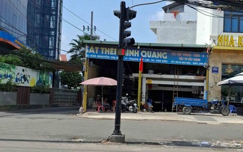 Trụ đèn giao thông giữa đường